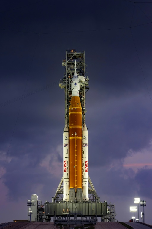 Le lanceur Artémis II et le vaisseau Orion en attente sur le pas de tir du Centre spatial Kennedy, le 31 mars 2026 à Cape Canaveral, en Floride ( AFP / Jim WATSON )