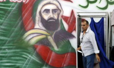 Un homme dans un bureau de vote lors des élections législatives à Alger, le 2 juillet 2026 ( AFP / - )