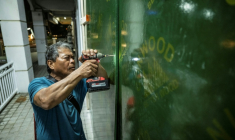 Un homme barricade un restaurant à Guam, île américaine du Pacifique, le 4 juillet 2026 ( AFP / Yuichi YAMAZAKI )