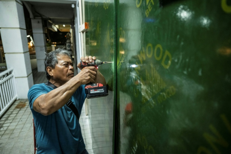 Un homme barricade un restaurant à Guam, île américaine du Pacifique, le 4 juillet 2026 ( AFP / Yuichi YAMAZAKI )