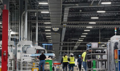 Des employés travaillent sur des panneaux solaires à l'usine de fabrication solaire QCells à Dalton