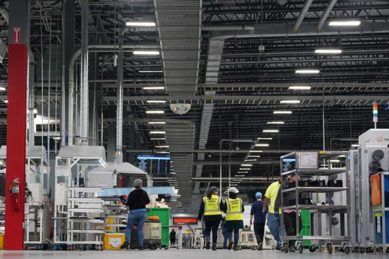Des employés travaillent sur des panneaux solaires à l'usine de fabrication solaire QCells à Dalton