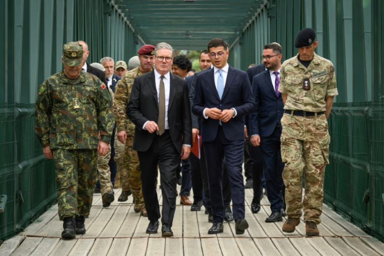 Le Premier ministre britannique Keir Starmer (2G), lors d'une visite au musée militaire Berzite à Tirana le 15 mai 2025 ( POOL / Leon Neal )