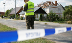 La police et l'armée inspectent les dégâts causés à une maison détruite par les débris d'un drone russe abattu dans le village de Wyryki-Wola, dans l'est de la Pologne, le 10 septembre 2025 ( AFP / Wojtek RADWANSKI )