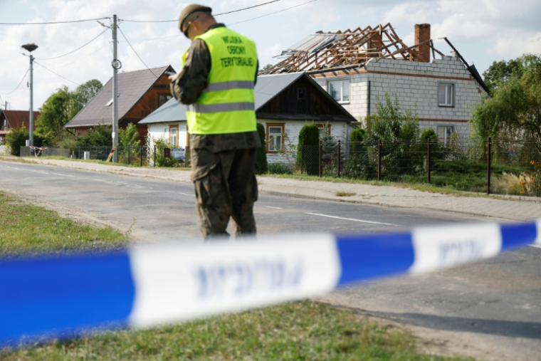 La police et l'armée inspectent les dégâts causés à une maison détruite par les débris d'un drone russe abattu dans le village de Wyryki-Wola, dans l'est de la Pologne, le 10 septembre 2025 ( AFP / Wojtek RADWANSKI )