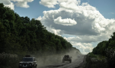 Des militaires ukrainiens montent à bord d'un véhicule blindé de transport de troupes près de la frontière russe, dans la région de Sumy