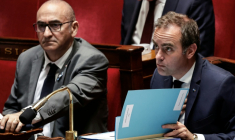 Le Premier ministre Sébastien Lecornu observe, aux côtés du ministre de l'Intérieur Laurent Nuñez, le déroulement d'une séance de questions au gouvernement à l'Assemblée nationale, à Paris, le 6 mai 2026 ( AFP / STEPHANE DE SAKUTIN )