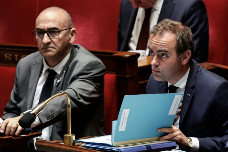 Le Premier ministre Sébastien Lecornu observe, aux côtés du ministre de l'Intérieur Laurent Nuñez, le déroulement d'une séance de questions au gouvernement à l'Assemblée nationale, à Paris, le 6 mai 2026 ( AFP / STEPHANE DE SAKUTIN )