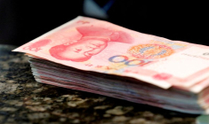 Des billets de 100 yuans chinois sur le comptoir d'une succursale d'une banque à Pékin