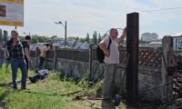 Des employés municipaux réparent une voie de métro après une attaque à Kiev