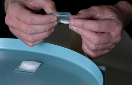 Image tirée d'une vidéo de l'AFPTV montrant un dealer tenant un sachet de kétamine à Londres, le 19 juin 2025 ( AFPTV / Julie EZVAN )