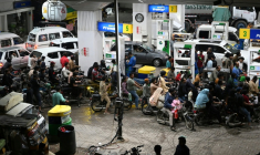 Des clients font la queue dans une station-service de Karachi le 3 avril 2026 ( AFP / Rizwan TABASSUM )