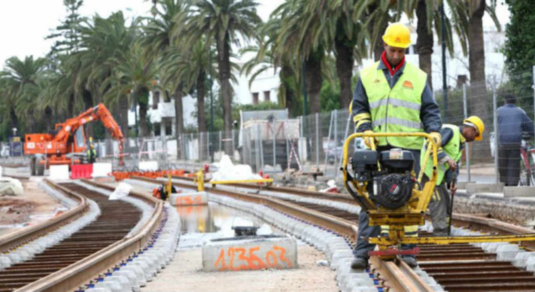 Des ouvriers de Colas sur un chantier ferroviaire au Maroc. (© Colas)