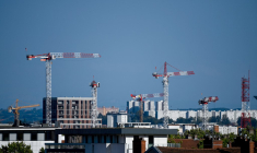De nombreuses grues de construction dominent l'horizon de la ville de Lyon, le 19 juillet 2023 ( AFP / OLIVIER CHASSIGNOLE )