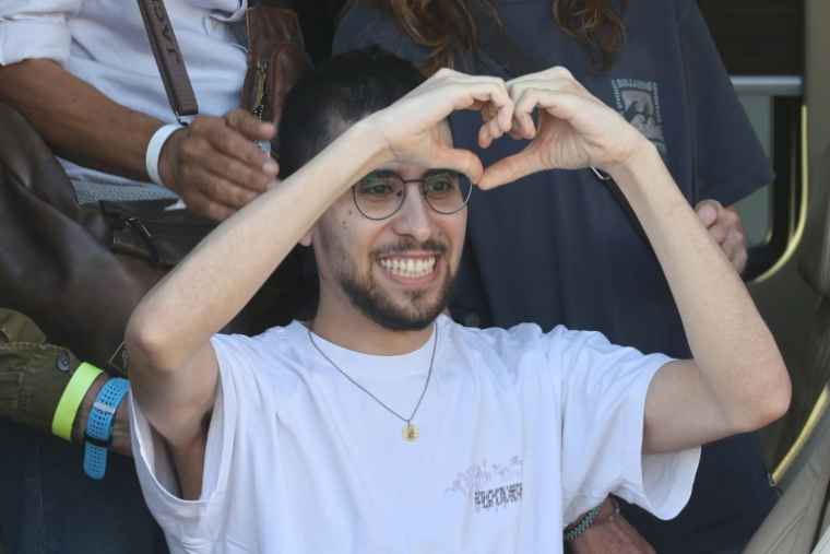 L'otage israélien libéré Evyatar David réagit à son arrivée à un hôpital à Petah Tikva, dans le centre d'Israël, le 13 octobre 2025 ( AFP / GIL COHEN-MAGEN )
