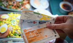 Le format papier des titres-restaurant vit ses derniers mois, avant la dématérialisation totale espérée à l'horizon 2027 (illustration) ( AFP / ALAIN JOCARD )