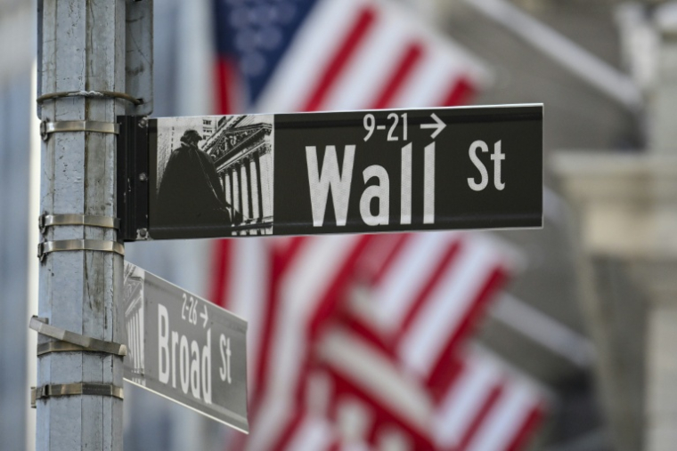 Un panneau indiquant Wall Street à New York le 19 octobre 2026 ( AFP / ANGELA WEISS )