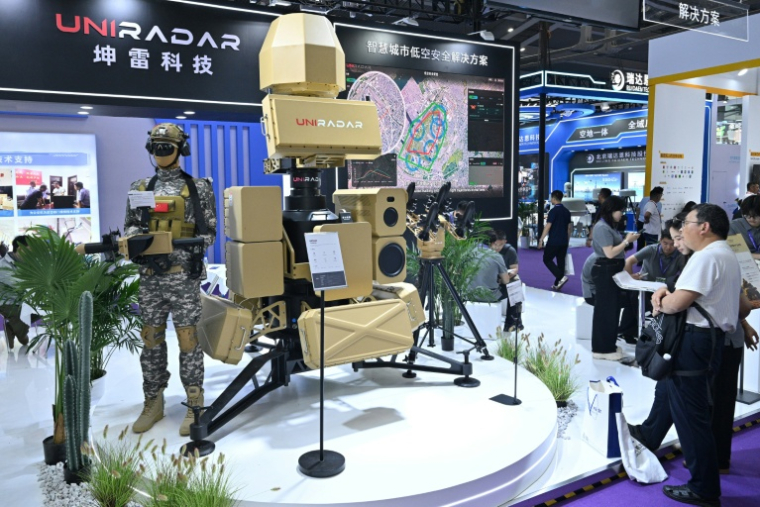 Des systèmes anti-drones exposés au salon mondial des drones de Shenzhen (Chine) le 21 mai 2026 ( AFP / Hector RETAMAL )