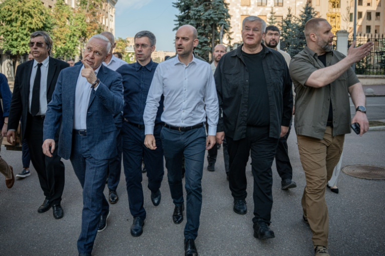 Le ministre français des Affaires étrangères Jean-Noël Barrot (3e d) et son homologue ukrainien Andriï Sybiga (2e d) traversent le centre-ville de Kharkiv, le 22 juillet 2025 en Ukraine ( AFP / Ivan SAMOILOV )