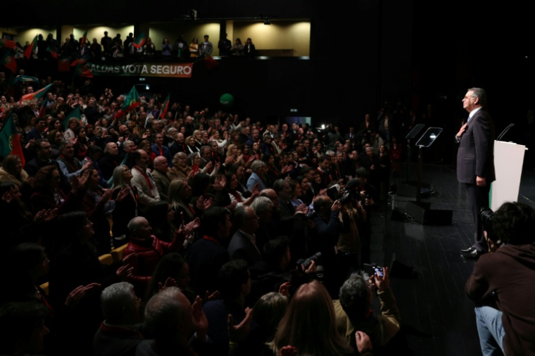 Le candidat socialiste José António Seguro salue ses partisans au soir du premier tour de l’élection présidentielle au Portugal, à Caldas da Rainha, le 18 janvier 2026 ( AFP / PATRICIA DE MELO MOREIRA )