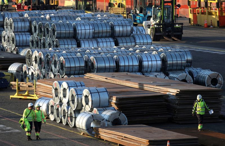 Des rouleaux d'acier en provenance de Chine après leur déchargement au port de Valparaiso, au Chili