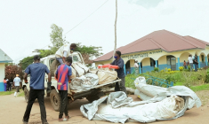 Des employés déchargent du matériel utilisé dans le processus de traitement du virus Ebola dans un hôpital de Rwampara, en République démocratique du Congo, le 19 mai 2026 ( AFP / Jorkim Jotham PITUWA )
