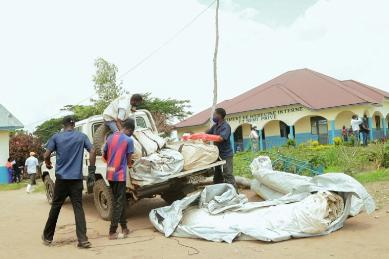 Des employés déchargent du matériel utilisé dans le processus de traitement du virus Ebola dans un hôpital de Rwampara, en République démocratique du Congo, le 19 mai 2026 ( AFP / Jorkim Jotham PITUWA )