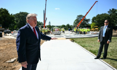 Le président américain Donald Trump montre aux journalistes le chantier d'une plate-forme d'hélicoptère en construction à la Maison Blanche, le 19 août 2026 ( AFP / Jim WATSON )