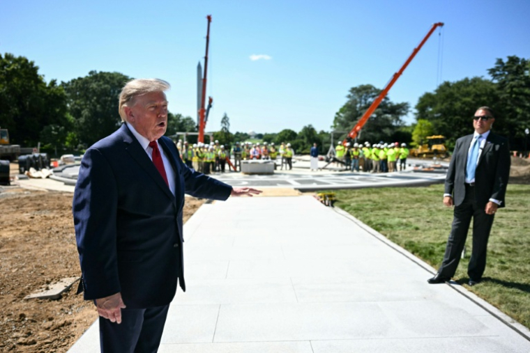 Le président américain Donald Trump montre aux journalistes le chantier d'une plate-forme d'hélicoptère en construction à la Maison Blanche, le 19 août 2026 ( AFP / Jim WATSON )