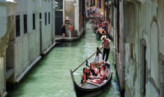 Des gondoliers naviguent sur le canal de Venise
