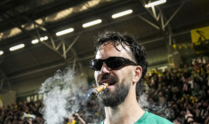 Aux Pays-Bas, un joueur fume un cigare devant les caméras