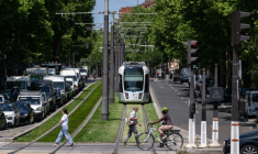 Des caméras frontales embarquées vont pouvoir équiper les lignes de tramway et tram-trains en France à titre expérimental ( AFP / Martin LELIEVRE )