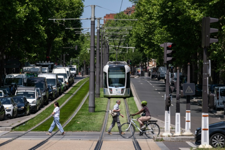 Des caméras frontales embarquées vont pouvoir équiper les lignes de tramway et tram-trains en France à titre expérimental ( AFP / Martin LELIEVRE )