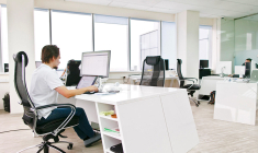 L’immobilier de bureaux, composante majeure des SCPI, résiste encore, pour le moment, à l’essor du télétravail. Mais cette résilience est-elle durable ? (© Freepik)