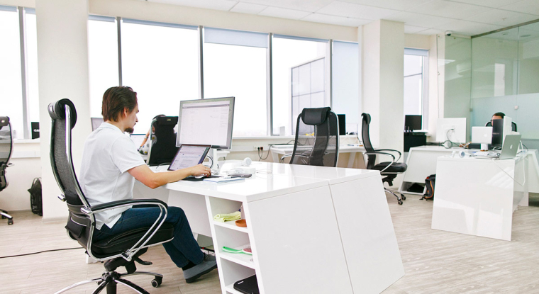 L’immobilier de bureaux, composante majeure des SCPI, résiste encore, pour le moment, à l’essor du télétravail. Mais cette résilience est-elle durable ? (© Freepik)