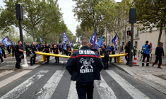 Un pompier portant une inscription "En grève" participe à une manifestation organisée par une large coalition de syndicats, à Paris, le 28 septembre 2026 ( AFP / Xavier GALIANA )