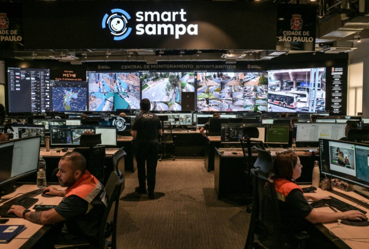 Des employés travaillent au centre de vidéosurveillance Smart Sampa à Sao Paulo, au Brésil, le 25 février 2026 ( AFP / Nelson ALMEIDA )
