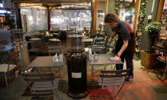 Un serveur nettoie une table dans un restaurant à Londres
