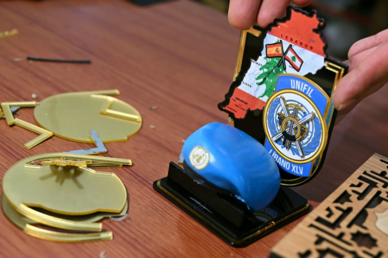 Un employé dispose des objets destinés au personnel de la Force intérimaire des Nations unies au Liban (Finul) dans une fabrique à Ibl al-Saqi, près de la frontière du sud du Liban, le 13 octobre 2026 ( AFP / Joseph EID )