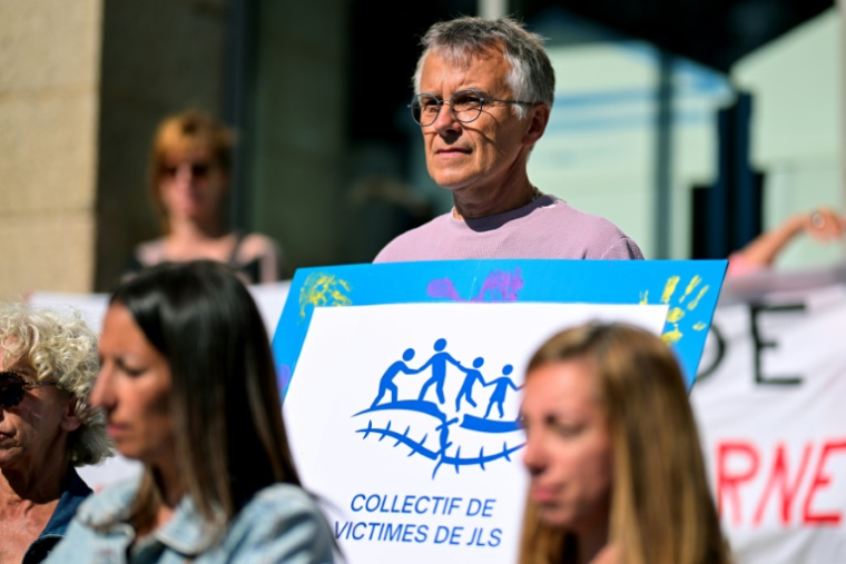 Manifestation devant la cour criminelle du Morbihan à Vannes, le 19 mai 2025, pendant le procès de l'ex-chirurgien pédocriminel Joël Le Scouarnec ( AFP / Damien MEYER )