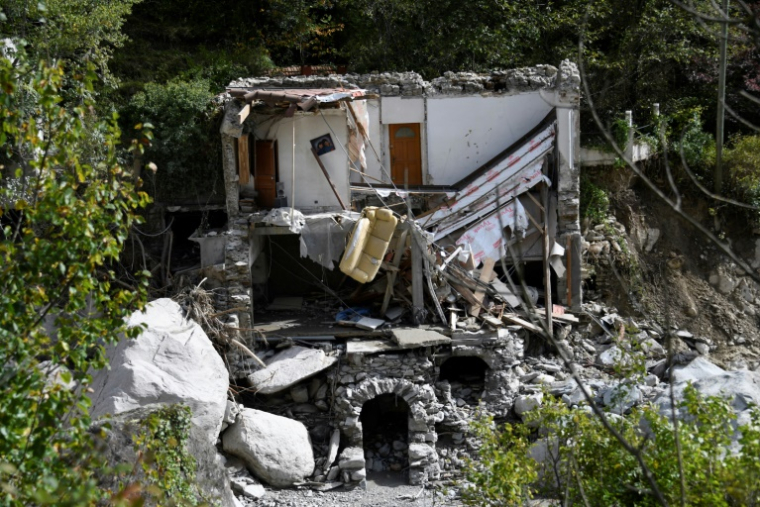 Les décombres de bâtiments endommagés se dressent à Tende, dans la vallée de la Roya, à environ 50 km au nord-est de Nice, dans le sud-est de la France, le 7 octobre 2020 ( AFP / CHRISTOPHE SIMON )