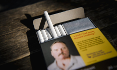 Paquet de cigarettes avec l'avertissement actuel à Montréal ( AFP / ANDREJ IVANOV )