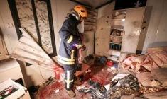 Un secouriste palestinien inspecte le site d'une frappe mortelle iranienne, le 18 mars 2026 à Beit Awa en Cisjordanie  ( AFP / HAZEM BADER )