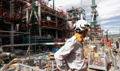 Des ouvriers travaillent sur la première usine espagnole de biocarburants avancés au complexe industriel de Carthagène