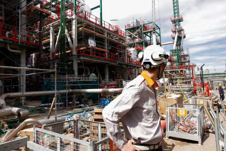 Des ouvriers travaillent sur la première usine espagnole de biocarburants avancés au complexe industriel de Carthagène
