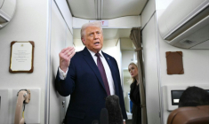 Le président américain Donald Trump parle aux journalistes à bord d'Air Force One, le 22 janvier 2026 ( AFP / MANDEL NGAN )