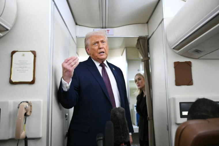 Le président américain Donald Trump parle aux journalistes à bord d'Air Force One, le 22 janvier 2026 ( AFP / MANDEL NGAN )