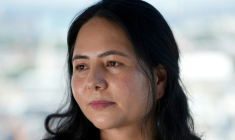 La journaliste afghane Zahra Joya lors d'un entretien à l'AFP, le 14 août 2026 à Londres  ( AFP / Yelim LEE )