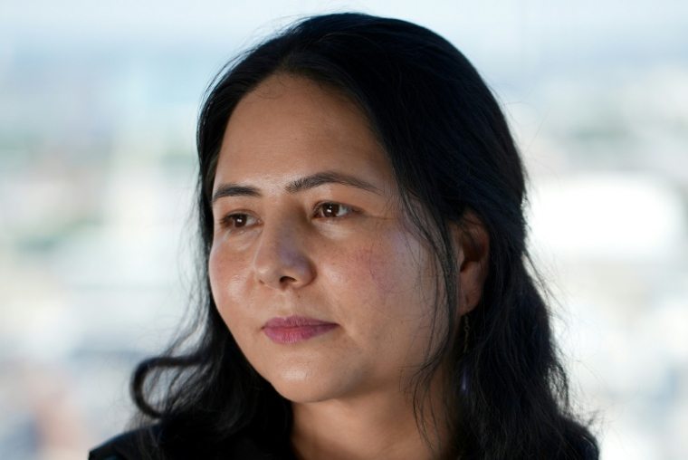 La journaliste afghane Zahra Joya lors d'un entretien à l'AFP, le 14 août 2026 à Londres  ( AFP / Yelim LEE )