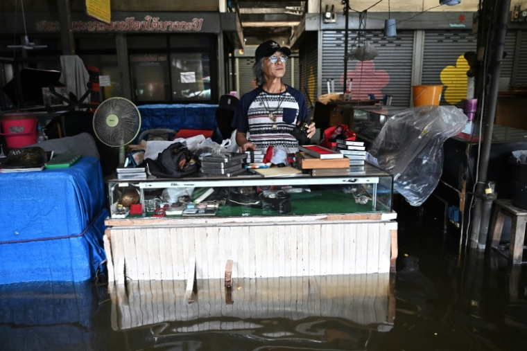 Un vendeur d'amulettes au marché de Bang Kapi, Bangkok, le 28 septembre 2026 ( AFP / Lillian SUWANRUMPHA )